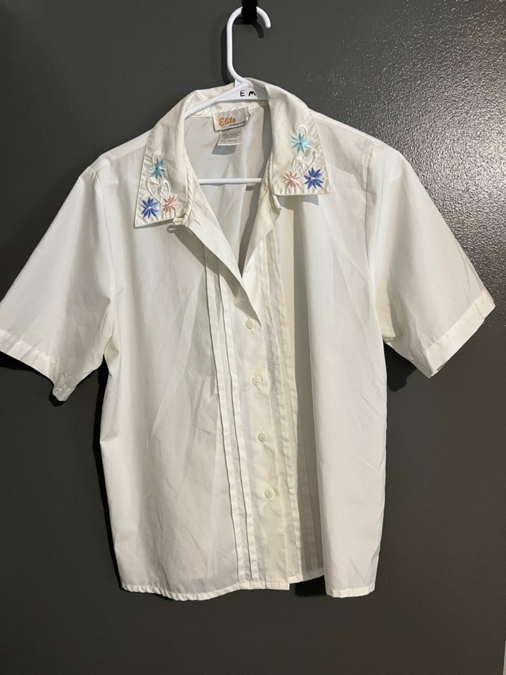 Vintage White Short-Sleeve Button-Front Shirt with Embroidered Floral Collar